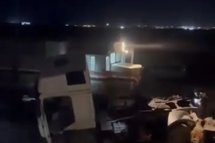 اصطدام قطار 299 ركاب بسيارة محملة بأعمدة إنارة بمطروح