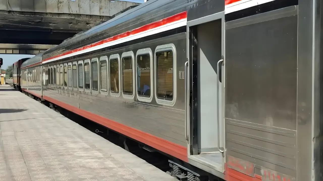 عربة قطار مكيف فرنساوي من الخارج