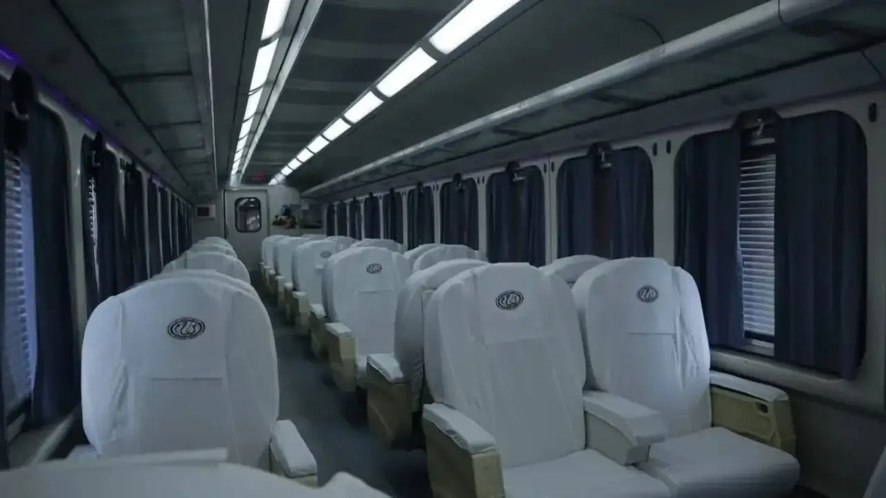 قطار برميوم فاخر بمقاعد جلد وأغطية بيضاء